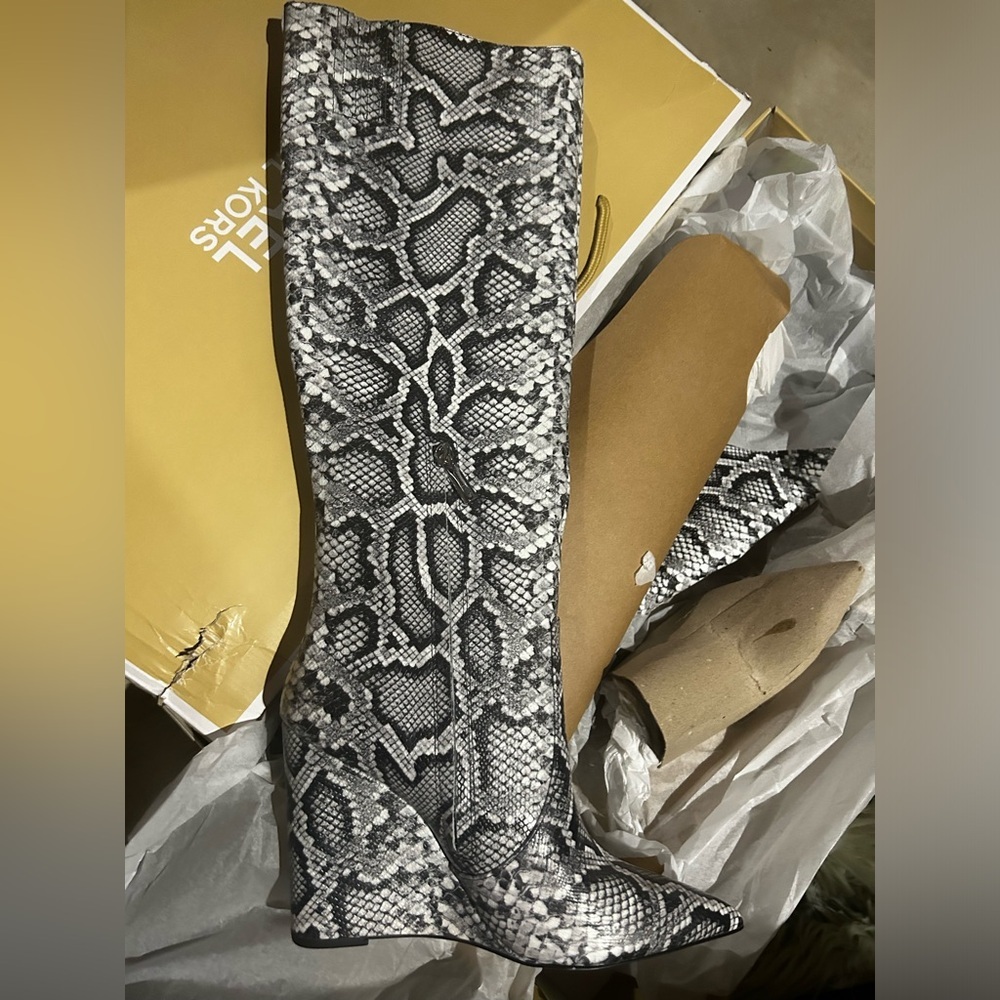 NIB Michael Kors Isra Leather Wedge Boots - Box Included - Size 9M - Picture 5 of 7